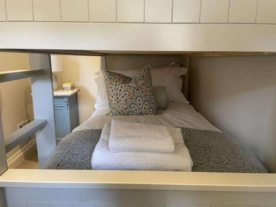 Holly Cottage, 2, Northbrook Park, Farnham-Up To 6 Adults Buitenkant foto